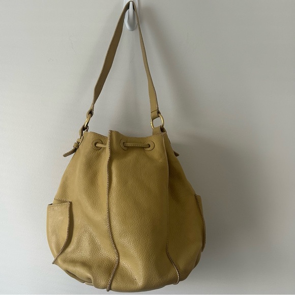 Butter yellow pebbled leather bucket bag - Picture 2 of 12